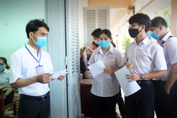 Thí sinh vùng ven tâm dịch hoàn thành tốt môn thi Ngữ văn ảnh 3