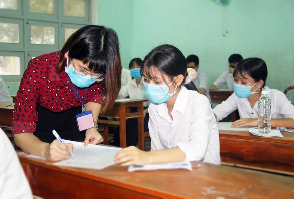Thí sinh vùng ven tâm dịch hoàn thành tốt môn thi Ngữ văn ảnh 2