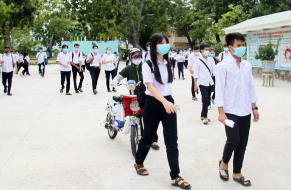 Thí sinh miền Trung thi tốt nghiệp THPT 'về đích' an toàn ảnh 2