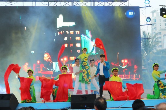 Sôi động mùa du lịch biển Đà Nẵng 2018 ảnh 1