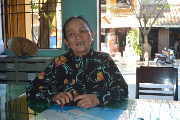 Tạm đình chỉ hoạt động buôn bán đối với người phụ nữ đòi hành hung khách trong phố cổ ảnh 1