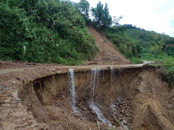 Quảng Nam sạt lở nghiêm trọng, Quốc lộ 9 qua Quảng Trị bị ùn tắc ảnh 2