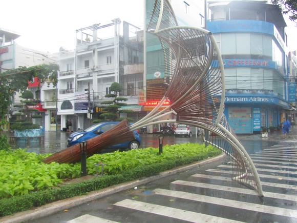 Vũng Tàu - Bến Tre mưa lớn, gió giật mạnh, Khánh Hòa - Ninh Thuận ngập lụt, đường sắt tê liệt ảnh 4