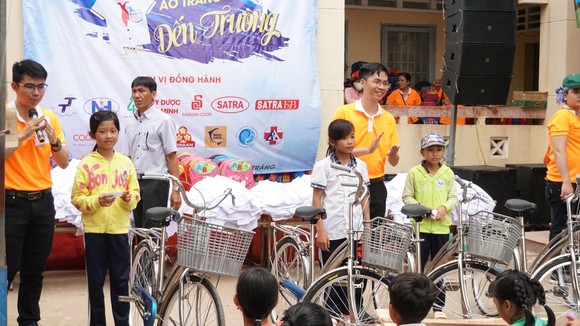 Mang “Áo trắng đến trường” cho 600 học sinh nghèo Cù Lao Dung, Sóc Trăng ảnh 3