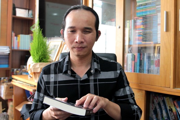 Nhắm mắt nhìn sao, lăng kính của ánh sáng không màu ảnh 1