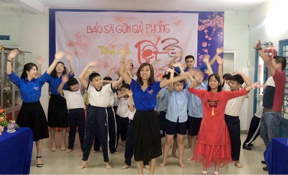 Mang tết yêu thương đến với các em học sinh Trường Hy Vọng Quận 6 ảnh 4