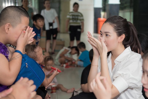 Tiểu Vy, Lương Thuỳ Linh cùng các á hậu thăm, tặng quà trẻ em kém may mắn ảnh 8