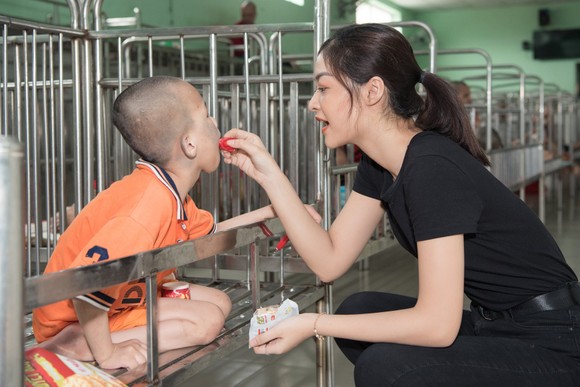 Tiểu Vy, Lương Thuỳ Linh cùng các á hậu thăm, tặng quà trẻ em kém may mắn ảnh 7