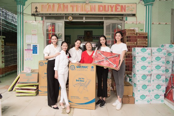 Tiểu Vy, Lương Thuỳ Linh cùng các á hậu thăm, tặng quà trẻ em kém may mắn ảnh 1