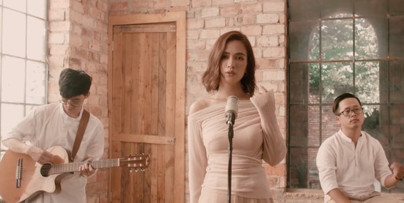 Mở màn The Ai Phuong Show mùa 3, Ái Phương làm mới “Lỗi ở yêu thương” ảnh 1