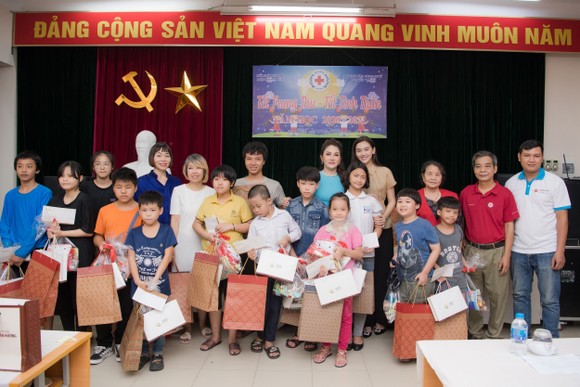 Á hậu Tường San mang trung thu đến sớm với trẻ em khó khăn ảnh 1