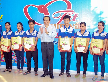 Mặt trận Tổ quốc Việt Nam chăm lo tết cho người nghèo ĐBSCL ảnh 1