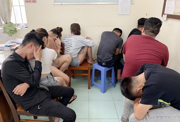An Giang: Lại phát hiện nhiều người dương tính với chất ma túy ở quán karaoke ảnh 1