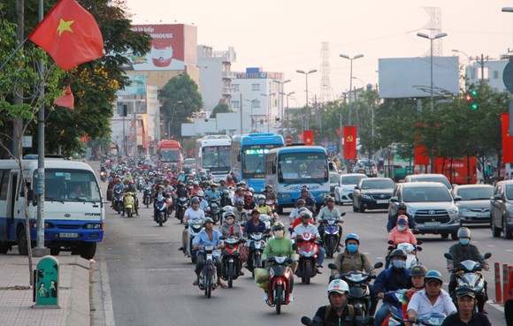 Hàng trăm ngàn người trở lại TPHCM sau dịp nghỉ Tết ảnh 1