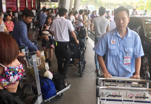 Hàng trăm ngàn người trở lại TPHCM sau dịp nghỉ Tết ảnh 2