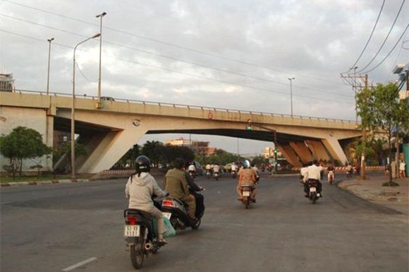 Cấm xe lưu thông qua cầu vượt Nguyễn Hữu Cảnh 6 tháng ảnh 2