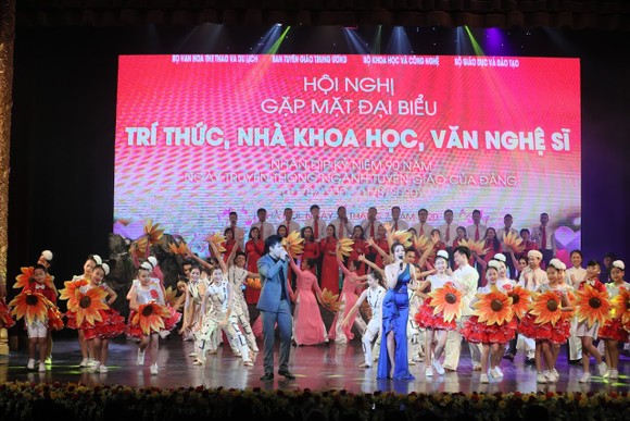 Xây dựng và phát triển đội ngũ trí thức, nhà khoa học, văn nghệ sĩ là nhiệm vụ chiến lược ảnh 1