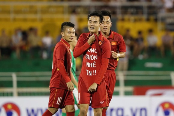 Mưa bàn thắng trên sân Thống Nhất ảnh 1
