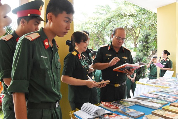 Quân khu 7 triển lãm ảnh kỷ niệm 72 năm ngày Thương binh - Liệt sĩ ảnh 3