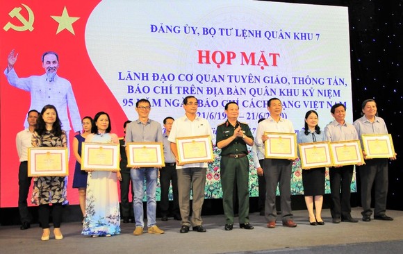 Đảng ủy, Bộ Tư lệnh Quân khu 7 tổ chức họp mặt nhân kỷ niệm 95 năm ngày Báo chí cách mạng Việt Nam ảnh 1