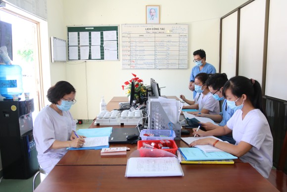 Trao tặng 400 triệu đồng gồm vật tư y tế, nhu yếu phẩm cho Bệnh viện bệnh lý hô hấp cấp tính Củ Chi ảnh 1