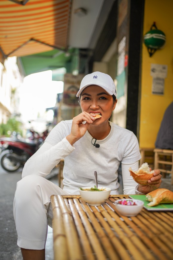 Cùng Hoa hậu H’Hen Niê khám phá các điểm bán bánh mì nổi tiếng tại TPHCM ảnh 2