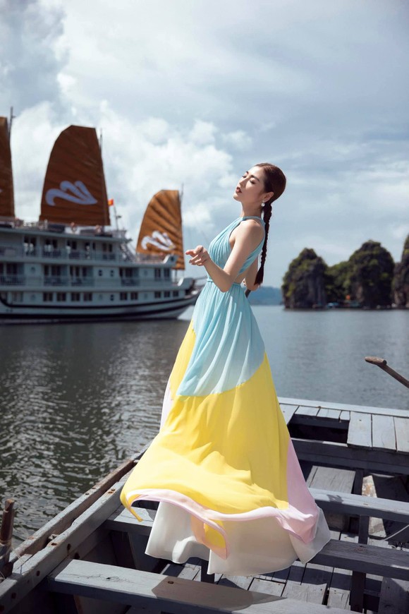 Á hậu Tú Anh tạo dáng giữa biển trời Hạ Long trong thiết kế mùa hè của Lê Thanh Hoà ảnh 15
