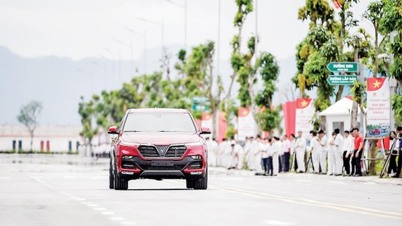 VinFast sẵn sàng bàn giao xe ô tô Lux cho khách hàng ảnh 2