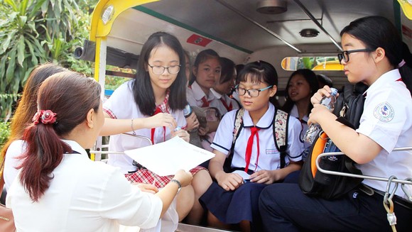 Sôi nổi cuộc thi “Văn hay chữ tốt” qua hành trình đến với bảo tàng ảnh 3