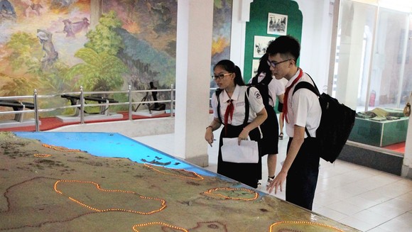 Sôi nổi cuộc thi “Văn hay chữ tốt” qua hành trình đến với bảo tàng ảnh 6