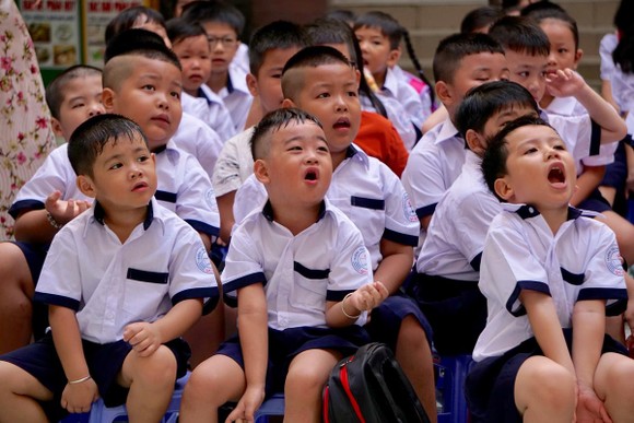TPHCM: Hơn 1,3 triệu học sinh tựu trường ảnh 6
