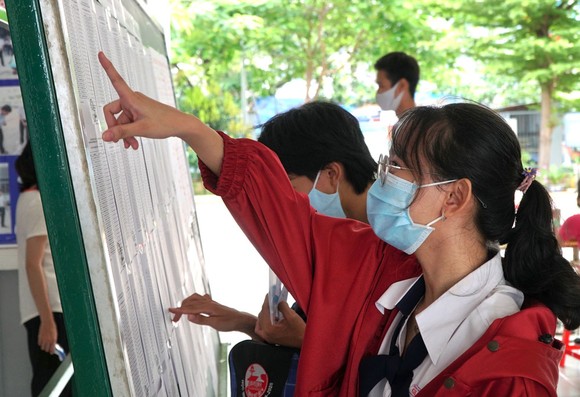 Thí sinh TPHCM có mặt sớm, phấn khởi làm thủ tục dự thi tốt nghiệp THPT ảnh 5