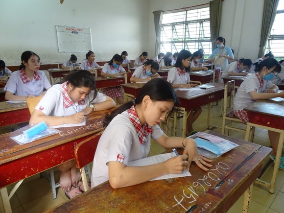 TPHCM: Thí sinh thoải mái bước vào môn thi đầu tiên của kỳ thi tốt nghiệp THPT năm 2020 ảnh 6