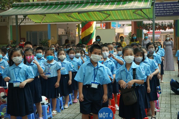 TPHCM: Học sinh lớp 1 phấn khởi trong ngày tựu trường năm học mới ảnh 2