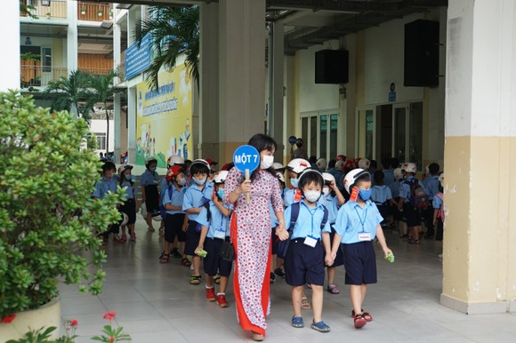 TPHCM: Học sinh lớp 1 phấn khởi trong ngày tựu trường năm học mới ảnh 4