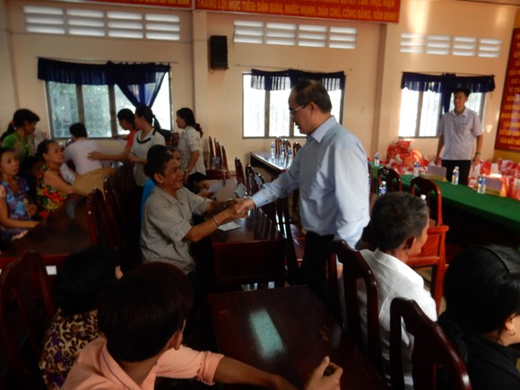 Bí thư Thành ủy Nguyễn Thiện Nhân trao quà cho bà con nghèo tỉnh Trà Vinh ảnh 1