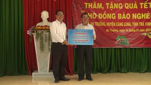 Bí thư Thành ủy Nguyễn Thiện Nhân trao quà cho bà con nghèo tỉnh Trà Vinh ảnh 3