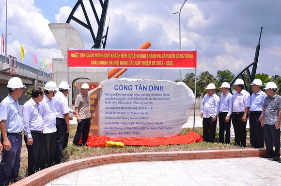 Bộ NN-PTNT bàn giao 3 cống kiểm sót mặn ngọt tiến tiến nhất Việt Nam ảnh 2