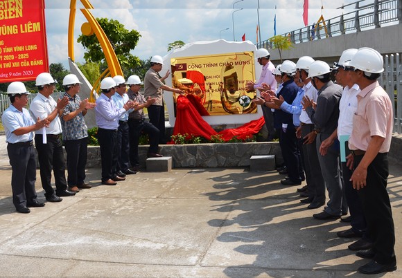 Bộ NN-PTNT bàn giao 3 cống kiểm sót mặn ngọt tiến tiến nhất Việt Nam ảnh 3