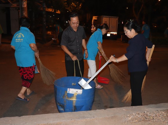 Ra quân dọn vệ sinh trên địa bàn dân cư ảnh 5