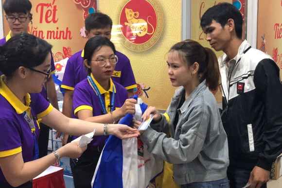 Chuyến xe sum vầy lăn bánh đưa thanh niên công nhân về quê đón tết ảnh 1