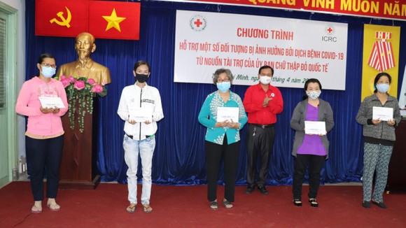 Trao hỗ trợ bệnh nhân nặng và người ở tuyến đầu chống dịch Covid-19 ảnh 1