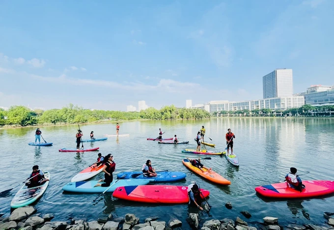 Du khách trải nghiệm chèo SUP tại quận 7