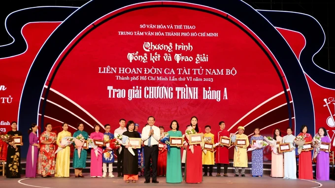 Chủ tịch UBND TPHCM Phan Văn Mãi tặng bằng khen cho các cá nhân
