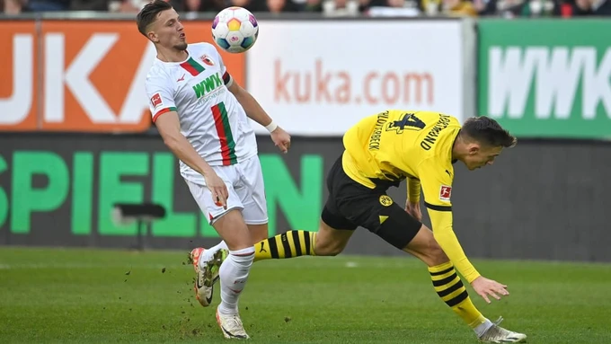 Pha té ngã vô duyên của trung vệ Nico Schlotterbeck khiến Dortmund bị thủng lưới trước