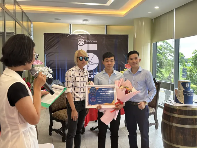 Tác giả Lê Văn Nhân (giữa) nhận giải Nhất trong cuộc thi "Thương nhau đến ngày sau"