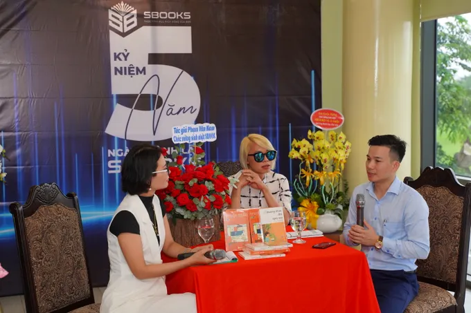 Từ trái qua: MC Phương Huyền, nhà văn trẻ Tống Phước Bảo và Giám đốc SBooks Nguyễn Anh Dũng