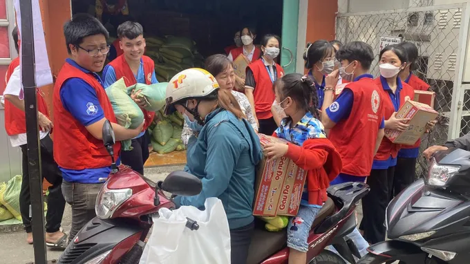 Trung tâm Nhân đạo Quê Hương sẻ chia với những hoàn cảnh khó khăn trong xã hội tangqua-7830.jpg