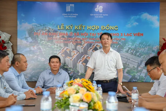 Ông Nguyễn Thế Tâm (đứng), Chủ tịch HĐQT Công ty Cổ phần Thái-Holding và Ông Nguyễn Hùng Cường - Phó Tổng Giám đốc Tập đoàn Xây dựng Hòa Bình tại buổi ký kết