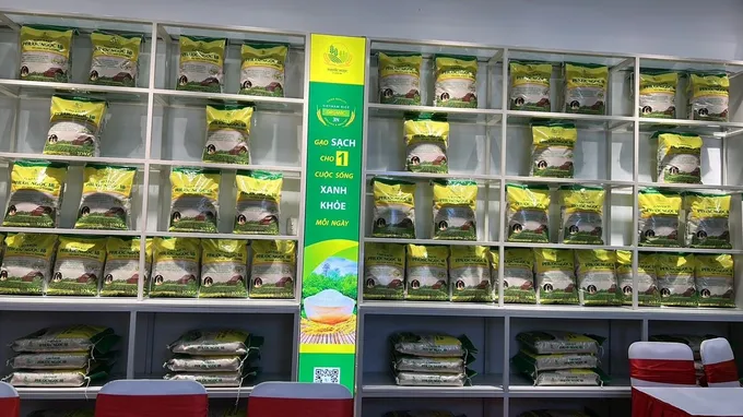 cua-hang-gao-sach-phuoc-ngoc-da-len-ke-san-sang-phuc-vu-khach-hang-7570.jpg
